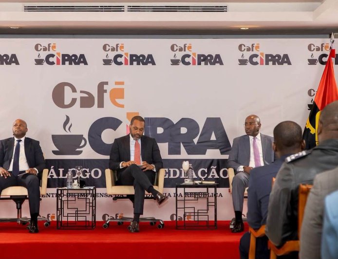 MINISTRO PROÍBE CONSERVADORES DE PARTICIPAREM EM FESTAS DE CASAMENTO QUE CELEBRAM
