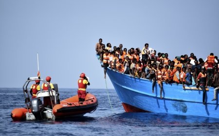 TRAVESSIA PERIGOSA: 157 MIGRANTES SÃO SALVOS APÓS EMBARCAÇÃO INCENDIAR NO CANAL DA MANCHA