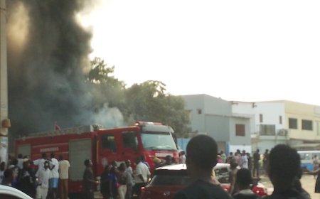 INCÊNDIO DE GRANDES PROPORÇÕES ATINGE RESIDÊNCIA QUE SUPOSTAMENTE COMERCIALIZAVA COMBUSTÍVEL ILEGAL