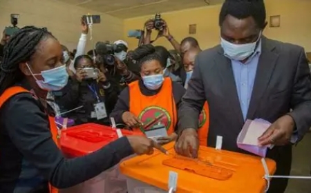 HAKAINDE HICHILEMA ENFRENTA 13 ADVERSÁRIOS NAS ELEIÇÕES DA ZÂMBIA