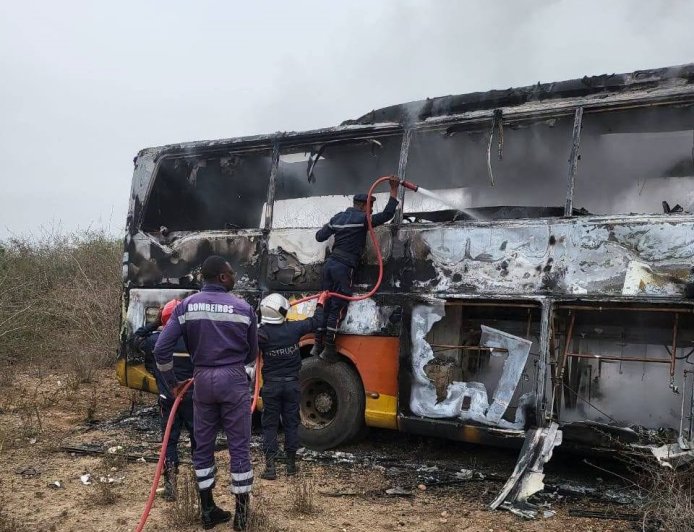 COLISÃO ENTRE AUTOCARRO E MOTORIZADA PROVOCA 22 MORTOS E 12 FERIDOS GRAVES NO CUANZA-SUL
