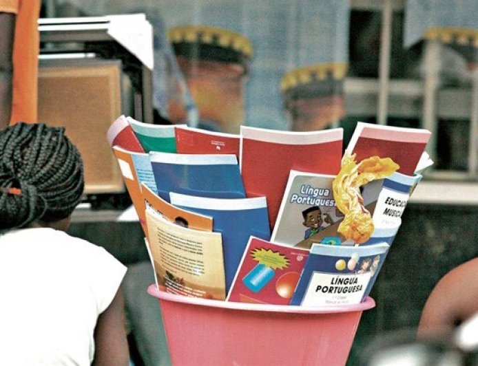 LIVROS ESCOLARES GRATUITOS À VENDA NAS RUAS DE LUANDA: PAIS QUESTIONAM FISCALIZAÇÃO