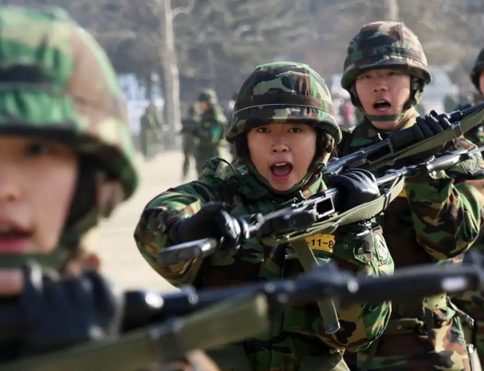 CRISE DE RECRUTAS LEVA COREIA DO SUL A DISCUTIR SERVIÇO MILITAR PARA MULHERES