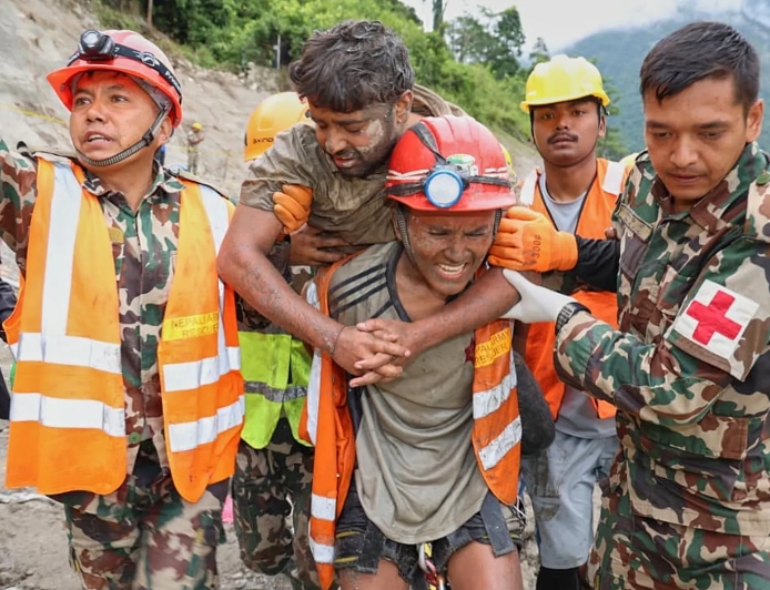 NOVE DIAS SOB A LAMA: DOIS TRABALHADORES SÃO RESGATADOS VIVOS NO NEPAL