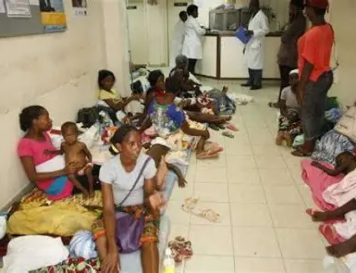 ENFERMEIROS DENUNCIAM HOSPITAIS DE LUANDA À BEIRA DO LIMITE COM EXCESSO DE PACIENTES