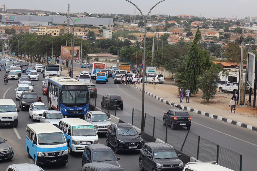 NO AZUL E BRANCO: UMA LIÇÃO EM MOVIMENTO
