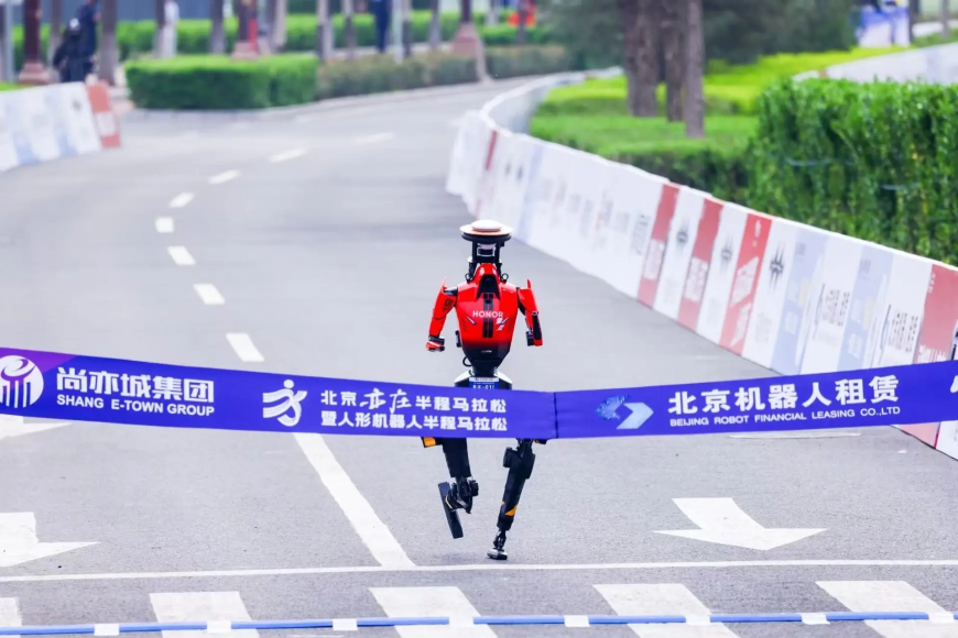 ROBÔ “LIGHTNING” VENCE MEIA-MARATONA EM PEQUIM E SUPERA RECORDE HUMANO