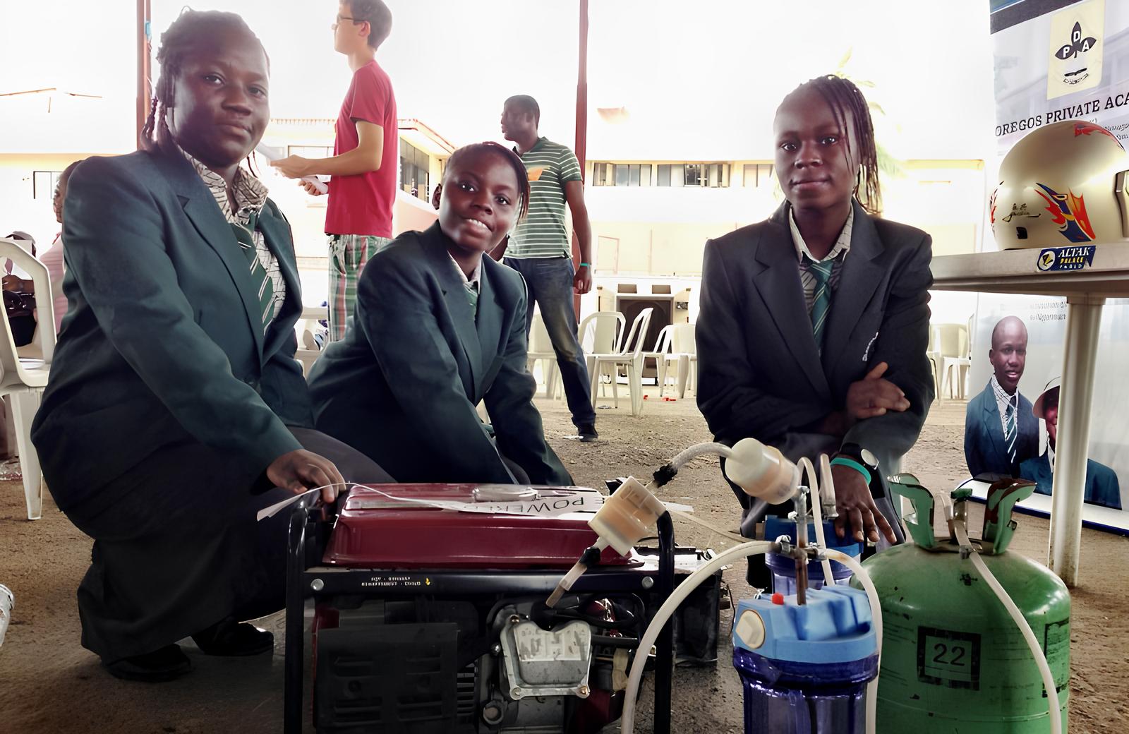 ADOLESCENTES NIGERIANAS INVENTAM GERADOR QUE FUNCIONA COM APENAS UM LITRO DE URINA