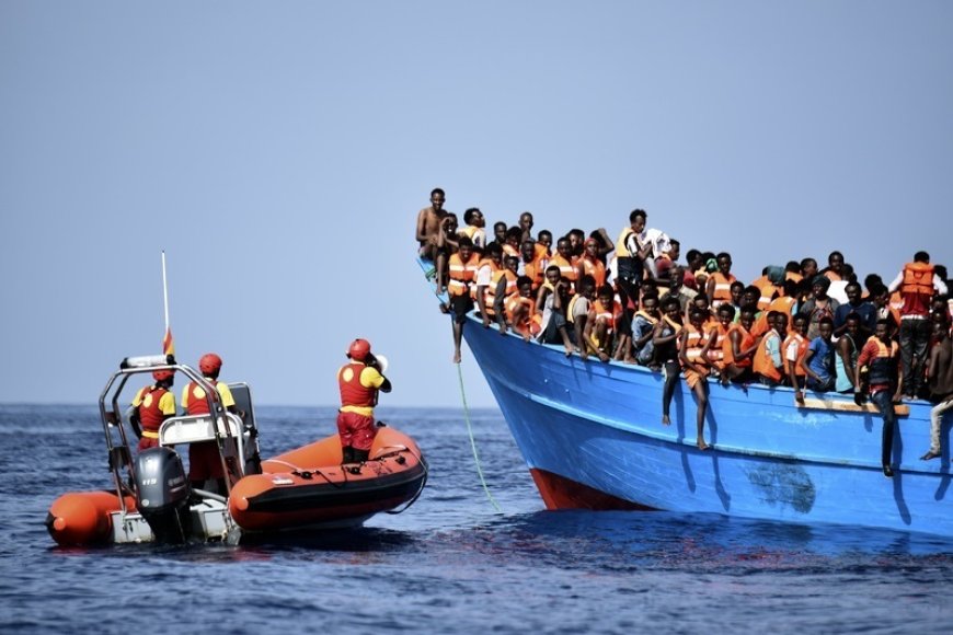 TRAVESSIA PERIGOSA: 157 MIGRANTES SÃO SALVOS APÓS EMBARCAÇÃO INCENDIAR NO CANAL DA MANCHA