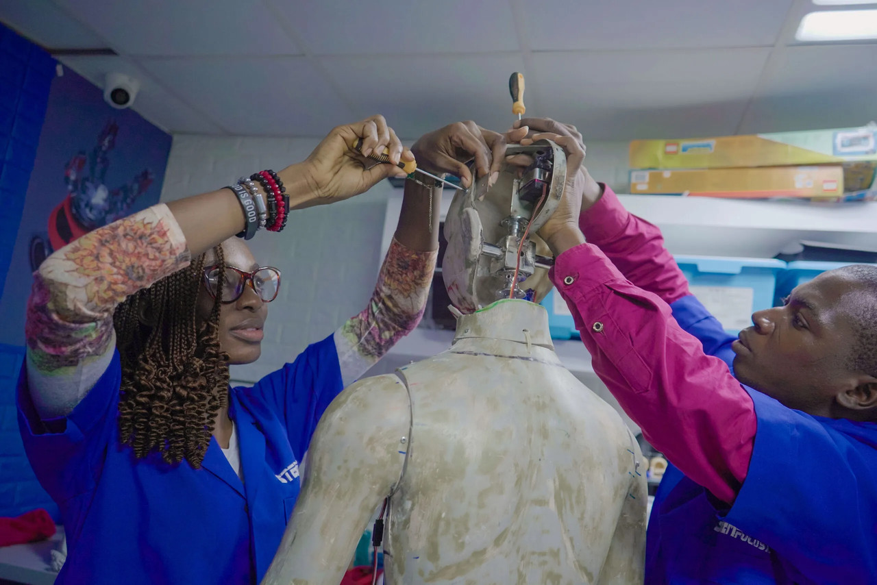 EMPRESA NIGERIANA DE TECNÓLOGIA DESENVOLVE PRIMEIRA ROBÔ DO CONTINENTE AFRICANO