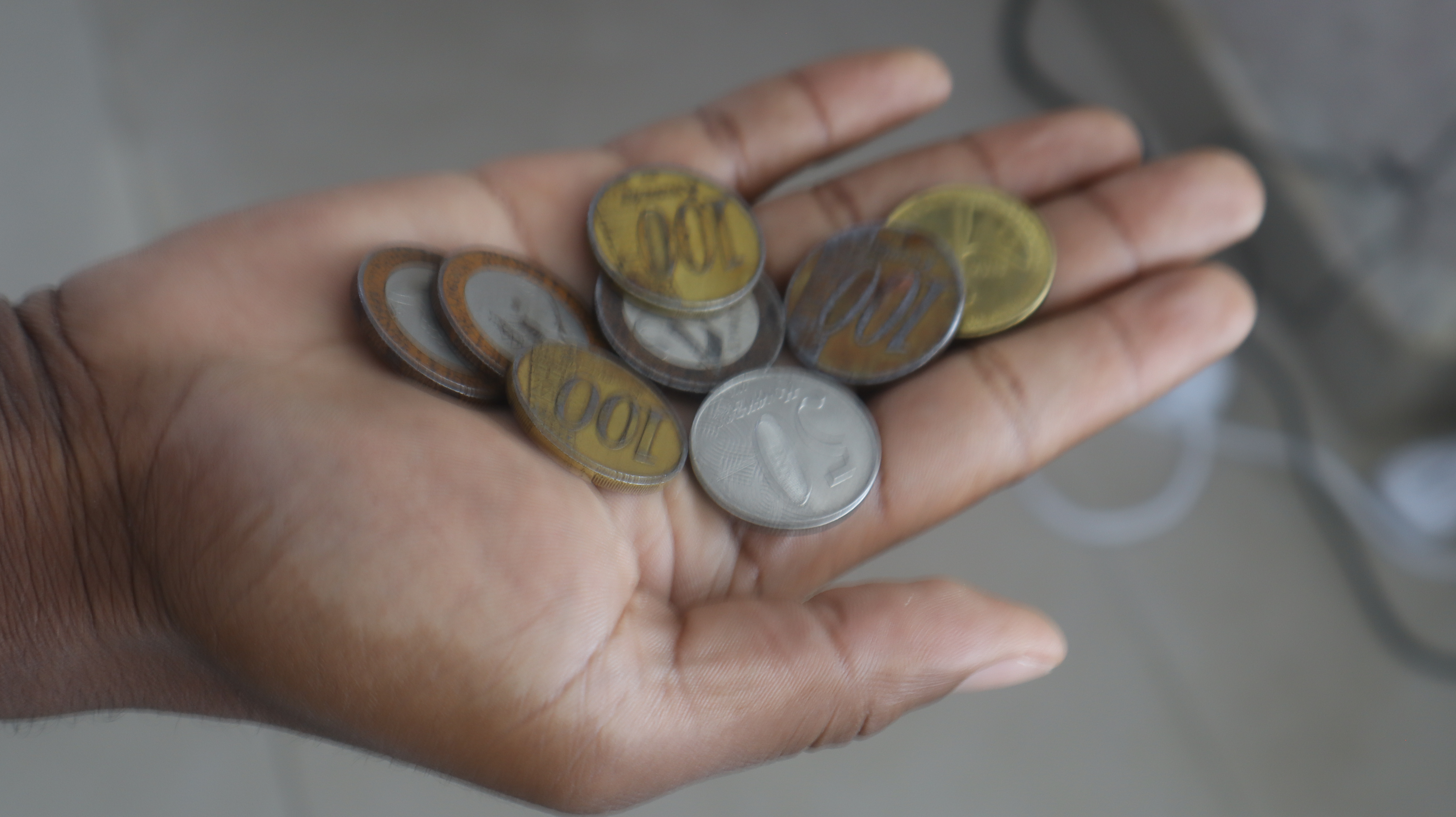 FEBRE DE REJEIÇÃO DAS MOEDAS METÁLICAS DE 10 E 20 KWANZAS CHEGA AO WALALE
