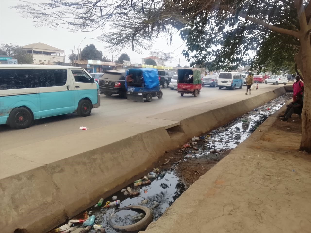 CHUVA CHEGA E MORADORES TEMEM TRANSBORDO DE ESGOTOS NO ZANGO