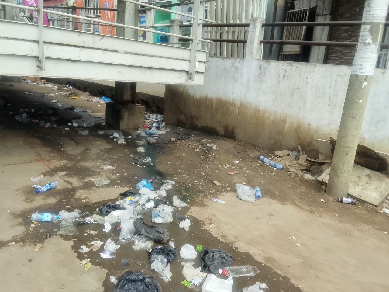 LUANDA ENTRE O LIXO E O MAU CHEIRO: QUEM ESTÁ A SUJAR A CIDADE?