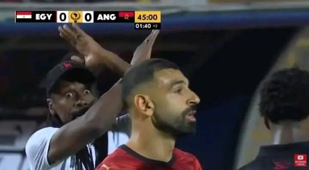 ALIOU CISSÉ E HOSSAM HASSAN ENVOLVEM-SE EM DISCUSSÃO APÓS PROTESTOS À ARBITRAGEM