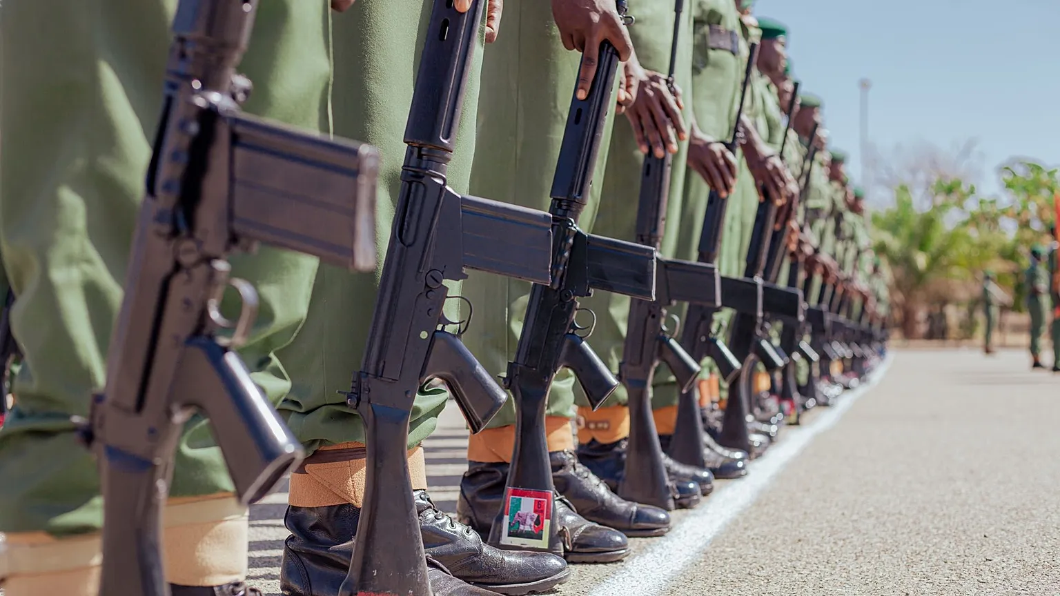 MOVIMENTAÇÃO DE TROPAS EM BISSAU DEIXA POPULAÇÃO ASSUSTADA: PRESIDENTE NO EXÍLIO PREPARA REGRESSO AO PAÍS