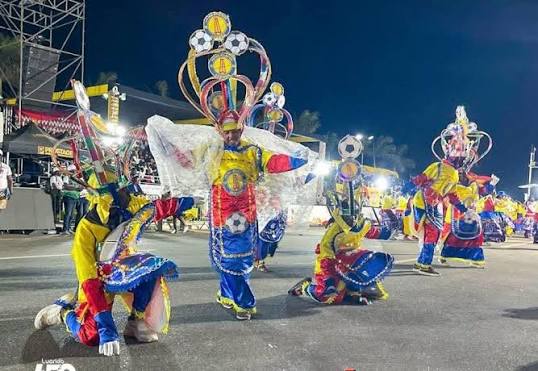 UNIÃO GERAÇÃO DO CAZENGA BRILHA NO CARNAVAL E APRESENTA PRÉMIO À ADMINISTRADORA MUNICIPAL