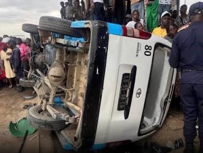 HIACE SAI DA ESTRADA E MATA TRÊS PEÕES NA EN230