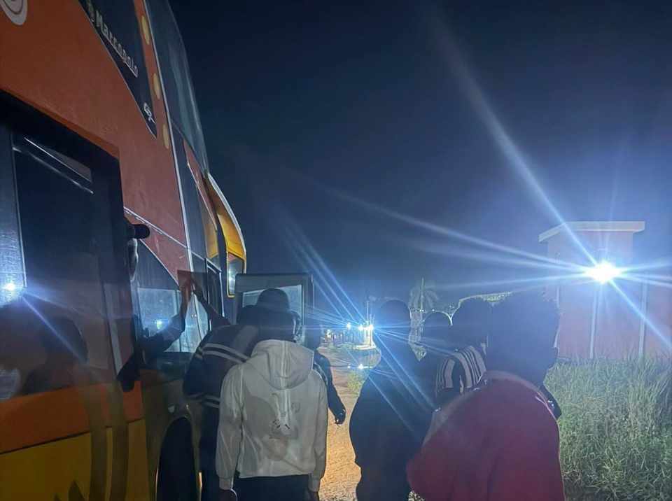 PASSAGEIROS DA MACON ASSALTADOS SOB AMEAÇA DE MORTE POR GRUPO ARMADO COM CATANAS EM LUANDA