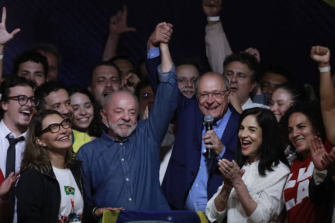 UM FENÓMENO DA POLÍTICA MUNDIAL QUE VENCEU O PAI E O FILHO