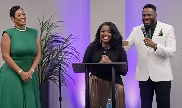 PASTOR APRESENTA SEGUNDA ESPOSA NO ALTAR E DIVIDE OPINIÕES SOBRE CASAMENTO E LIDERANÇA RELIGIOSA