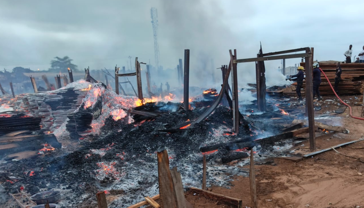 INCÊNDIO NO KIKOLO DEIXA MAIS DE 200 COMERCIANTES À ESPERA DE INDEMNIZAÇÃO